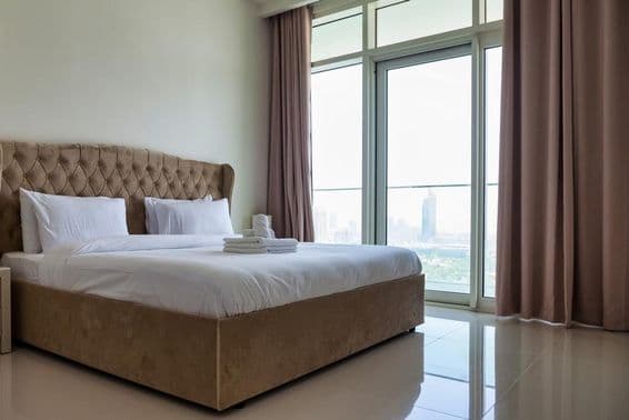 Ein geräumiges Schlafzimmer in einem modernen Apartment.