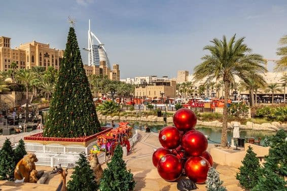 Blick auf das Burj Al Arab Hotel von Madinat Jumeirah mit einem Weihnachtsbaum in Dubai.