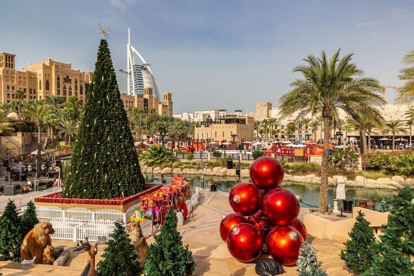 Blick auf das Burj Al Arab Hotel von Madinat Jumeirah mit einem Weihnachtsbaum in Dubai.
