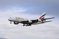 Emirates Airbus 380-800 Flugzeug nähert sich der Landebahn zur Landung.
