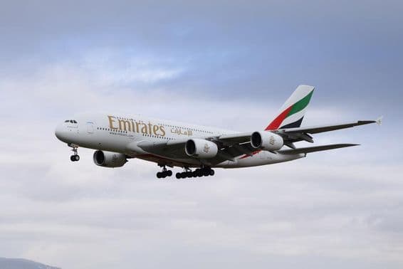 Emirates Airbus 380-800 Flugzeug nähert sich der Landebahn zur Landung.
