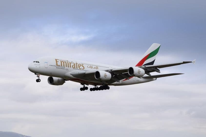 Emirates Airbus 380-800 Flugzeug nähert sich der Landebahn zur Landung.