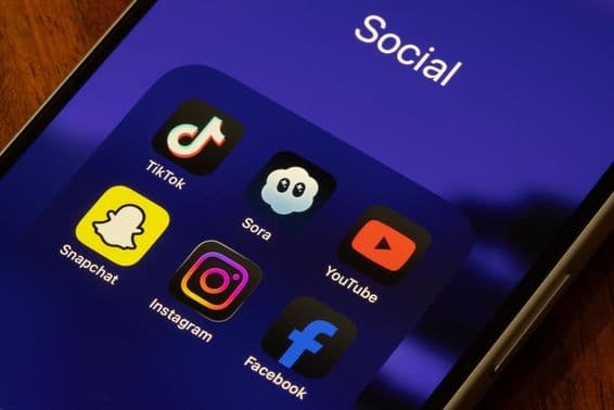 TikTok, Sora, YouTube, Snapchat, Instagram auf iPhone-Bildschirm.