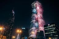 Spektakuläres Neujahrsfeuerwerk am Burj Khalifa, dem höchsten Gebäude der Welt.