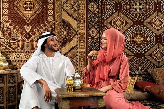 Junges emiratisches Paar verbringt Zeit in einem traditionellen arabischen Café.