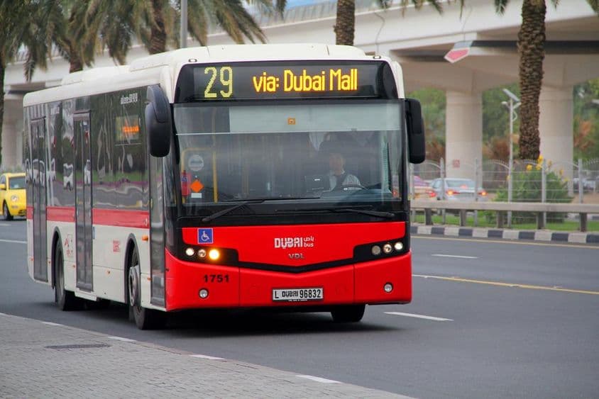 Dubai-Bus auf dem Weg von der Zabeel-Station zur Dubai Mall.