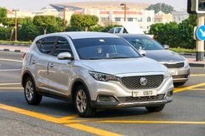 Kleiner Crossover-SUV MG auf einer städtischen Straße.