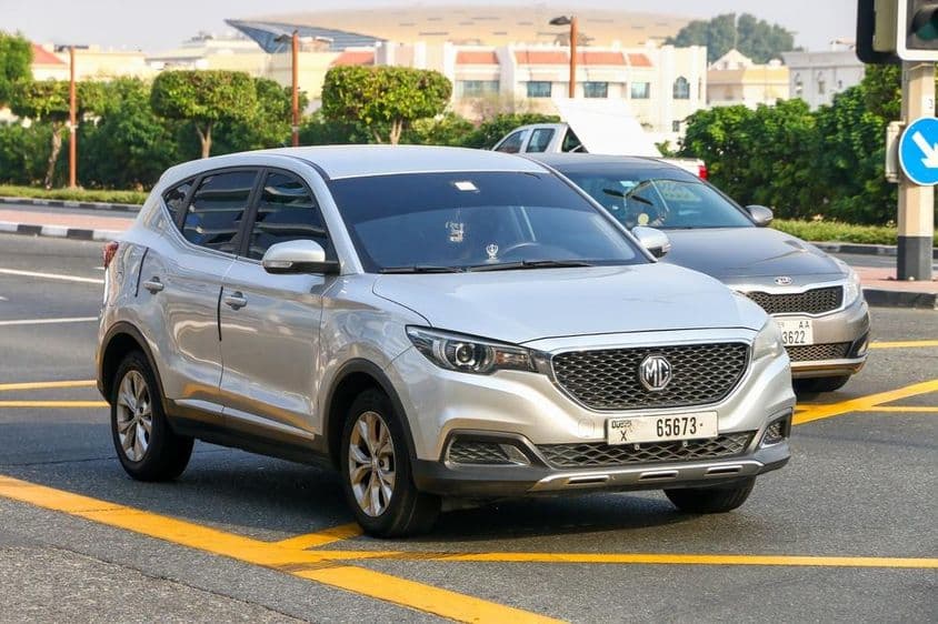 Kleiner Crossover-SUV MG auf einer städtischen Straße.