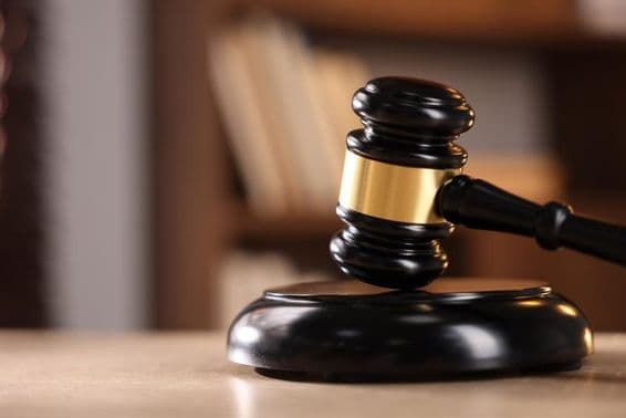 Richterhammer auf einem Holztisch