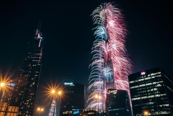 Spektakuläres Silvesterfeuerwerk am Burj Khalifa, dem höchsten Gebäude der Welt.