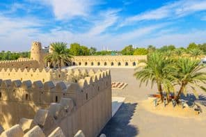 Blick vom Innenhof des historischen Al-Jahili-Forts in Al Ain, Abu Dhabi.