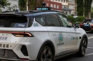 Selbstfahrendes elektrisches Robotaxi des chinesischen Tech-Unternehmens Baidu.