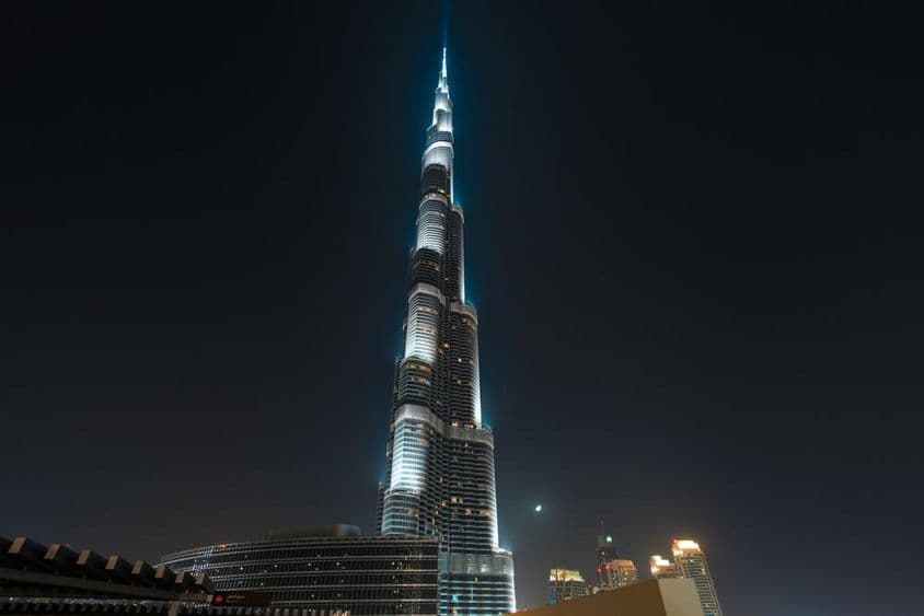 Burj Khalifa, leuchtend gegen den Nachthimmel.
