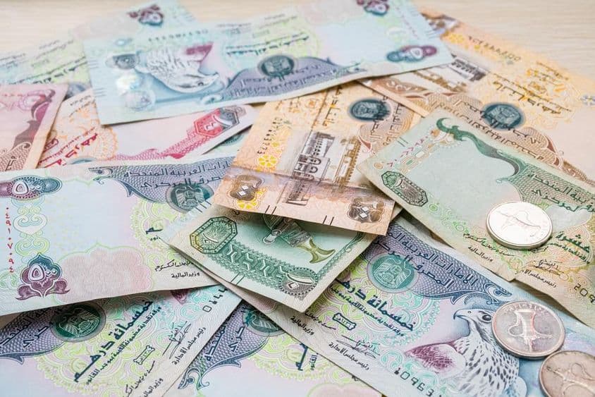 Verschiedene Banknoten und Münzen der Währung UAE Dirham.