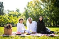 Eine emiratische Familie genießt ihre Zeit im Park.