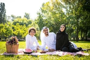 Eine emiratische Familie genießt ihre Zeit im Park.