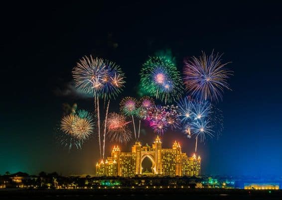 Silvesterfeuerwerk in der Nähe des Atlantis Hotels in Dubai.