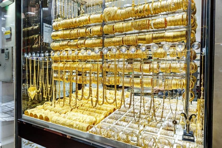 Auslage eines Goldgeschäfts auf dem Goldmarkt in der Stadt Dubai.