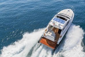 Eine luxuriöse Motoryacht, die auf dem Meer segelt.
