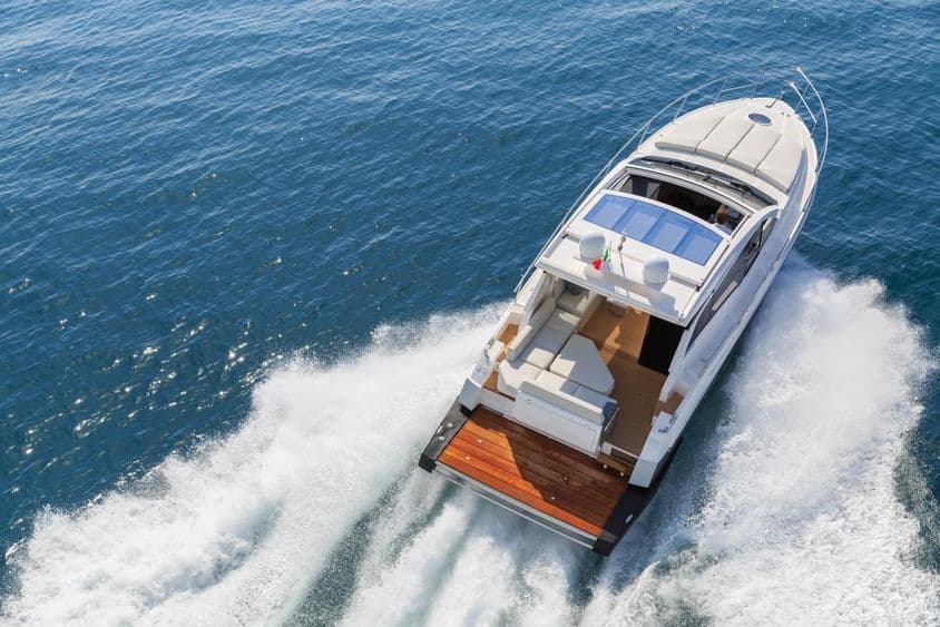Eine luxuriöse Motoryacht, die auf dem Meer segelt.