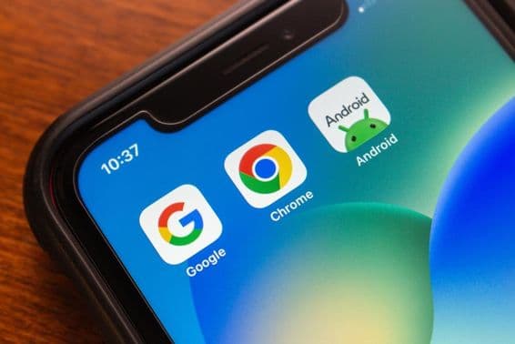 Google Chrome und Android-Icons auf einem Smartphone-Bildschirm.
