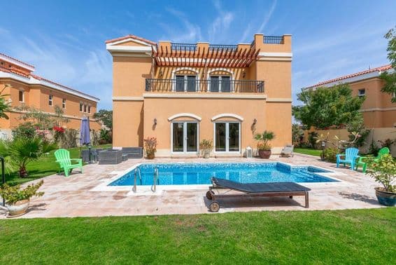 Villen in Dubai mit einem Schwimmbad.