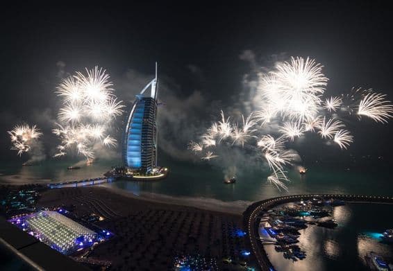 Neujahrs-Feuerwerk am Burj al Arab.