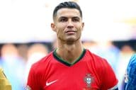 Cristiano Ronaldo in rotem Fußballtrikot.