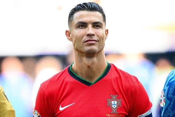 Cristiano Ronaldo in rotem Fußballtrikot.