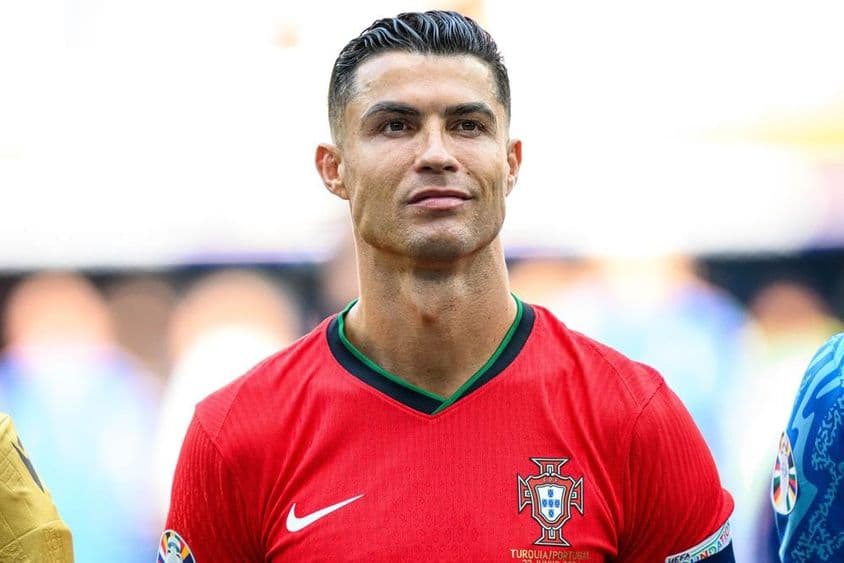 Cristiano Ronaldo in rotem Fußballtrikot.