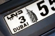 Ein Dubai-Nummernschild.