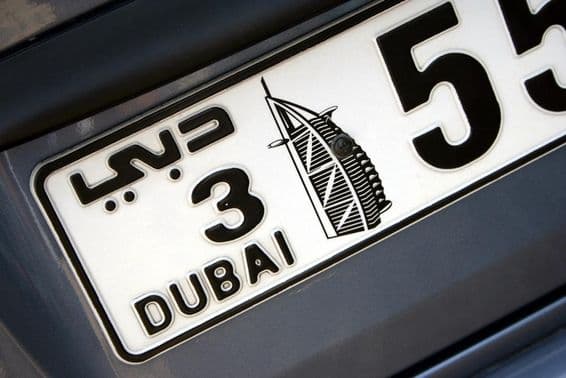 Ein Dubai-Nummernschild.