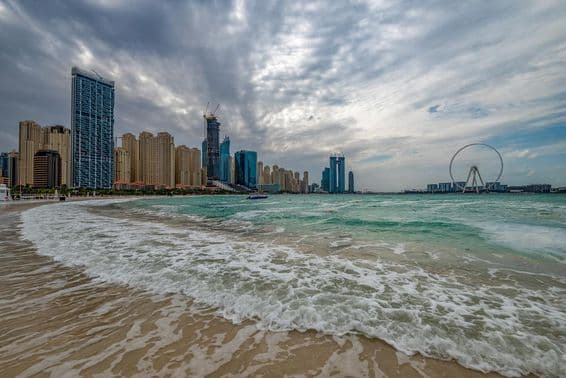 Schlechtes Wetter in Dubai mit Regen, starken Winden und Wellen an der Küste.