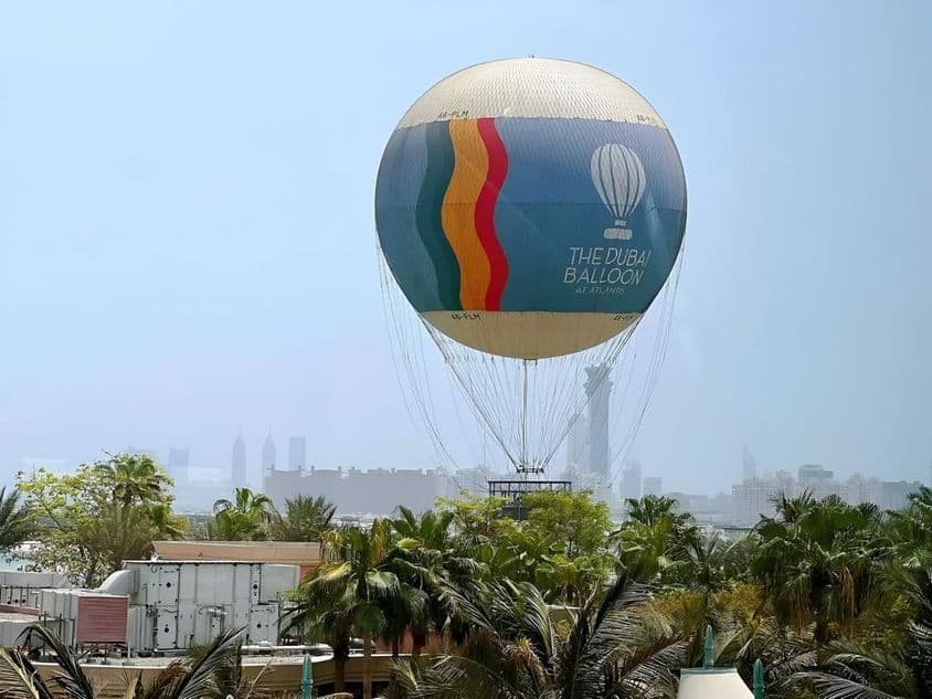 Wunderschöner Blick aus einem Heißluftballon am Atlantis Hotel Palm.
