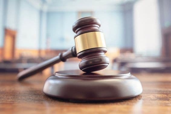 Richterhammer auf der Richterbank.