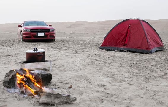 Morgenblick vom Campingplatz an den Salzseen der Liwa-Wüste.