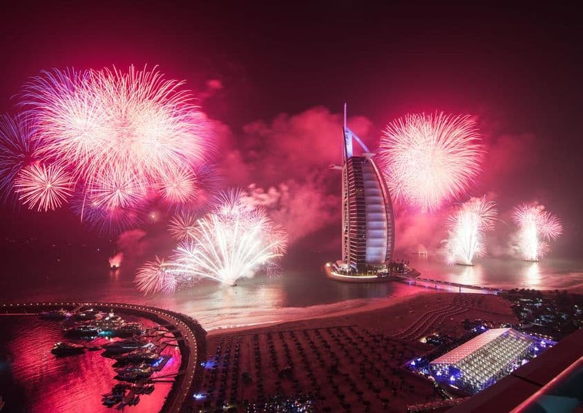 Feuerwerk am Burj al Arab an Silvester.
