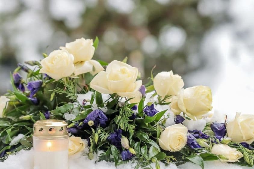 Ein schöner Strauß aus blauen und weißen Blumen.