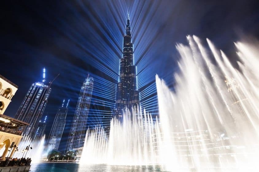 Burj Khalifa beleuchtete Brunnenshow in Dubai.