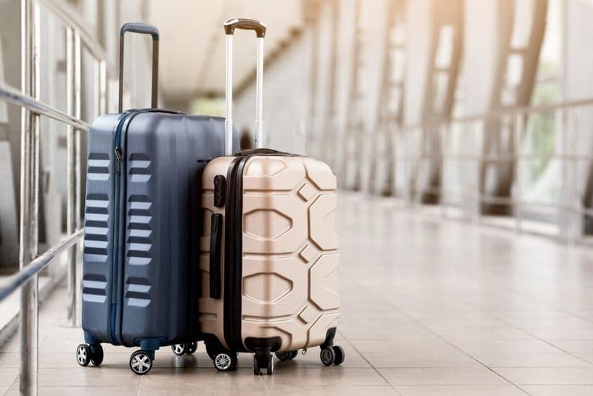 Koffer, die in der Abflughalle warten.