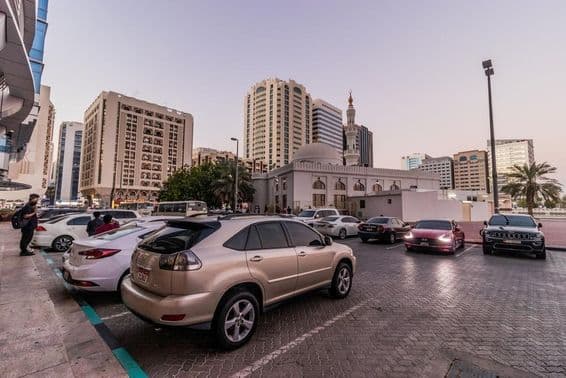 Parken in der Innenstadt von Abu Dhabi, Vereinigte Arabische Emirate.