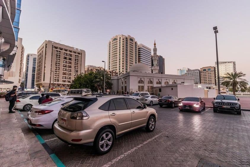 Parken in der Innenstadt von Abu Dhabi, Vereinigte Arabische Emirate.