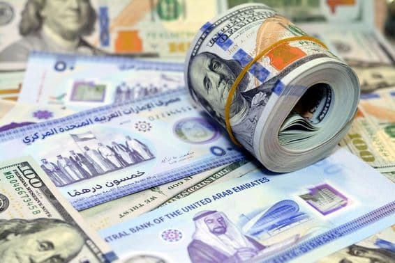 100-Dollar-Banknoten und Dirhams.