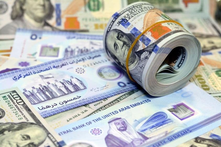 100-Dollar-Banknoten und Dirhams.