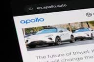 Baidu Apollo Markenzeichen und Robotaxi auf der Webseite.