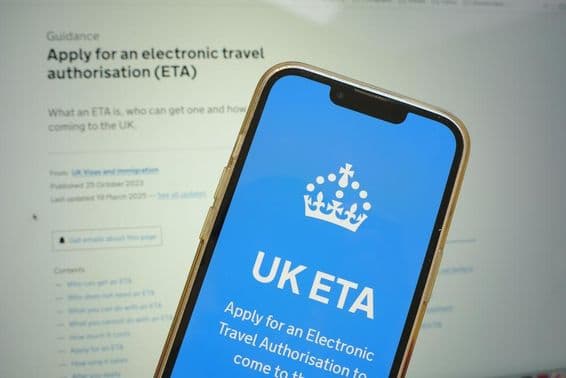 Mobiltelefon zeigt den UK Electronic Travel Authorization (ETA) Antragsprozess.