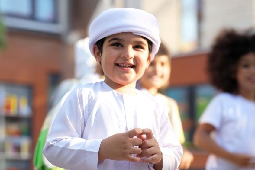 Arabischer Schüler in der Schule.