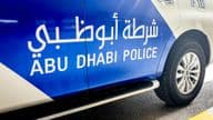 Abu Dhabi Polizeiauto mit englischer und arabischer Beschriftung.