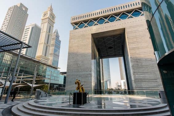 Das Haupttor des DIFC (Dubai International Financial Centre).