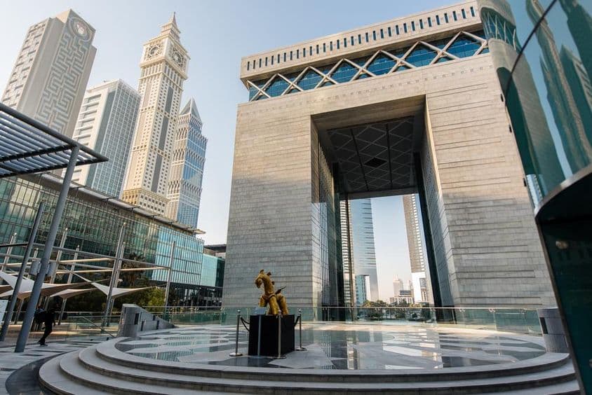Das Haupttor des DIFC (Dubai International Financial Centre).